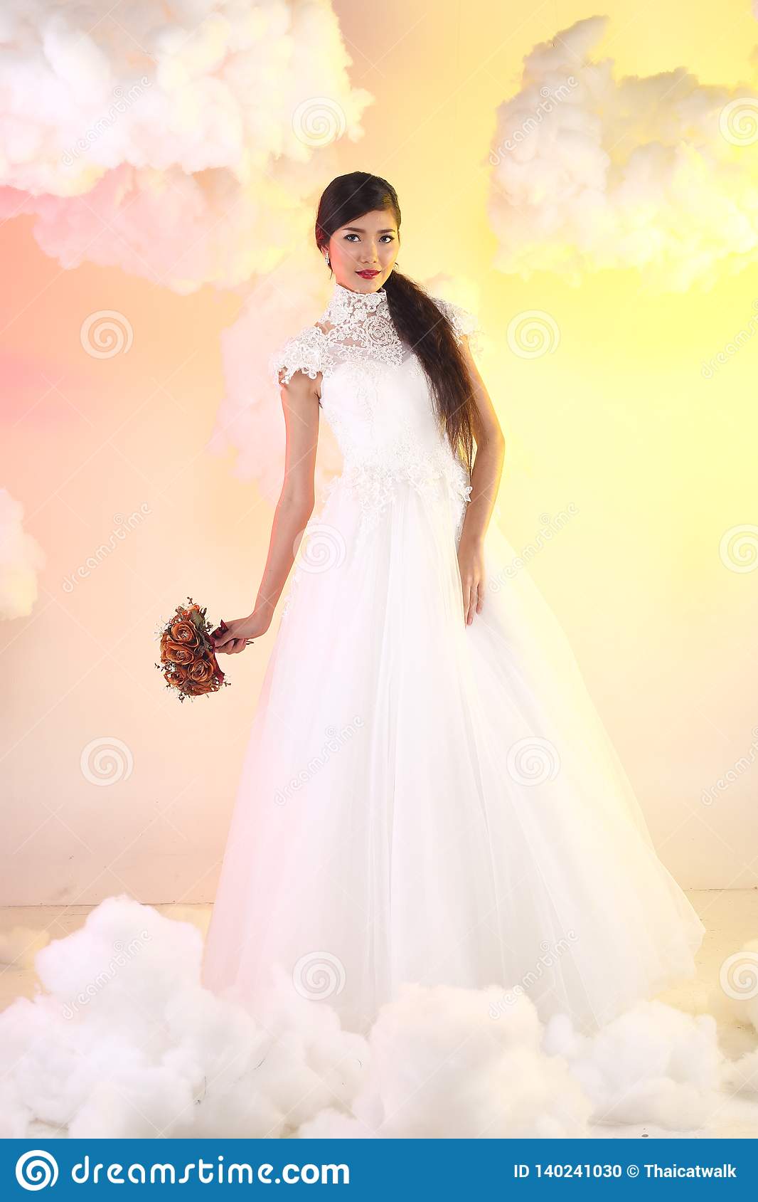 https://delniusdiario.com/wp-content/uploads/2022/09/lovely-asian-beautiful-woman-bride-white-wedding-gown-dress-lace-veil-black-hair-studio-lighting-yellow-orange-gradient-140241030.jpg