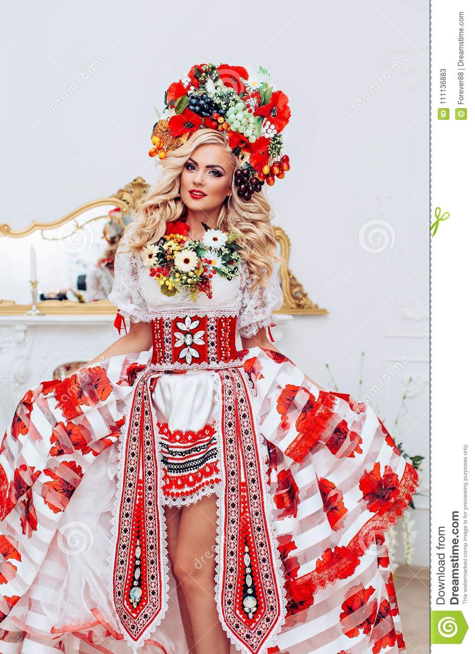 https://delniusdiario.com/wp-content/uploads/2022/09/ukrainian-beautiful-woman-national-clothes-studio-ksive-happy-111136883.jpg